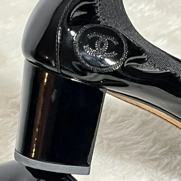 CHANEL Black Patent Leather CC Scrunch Block Heel Pumps EU Size 36, US Size 6 - Picture 7 of 15